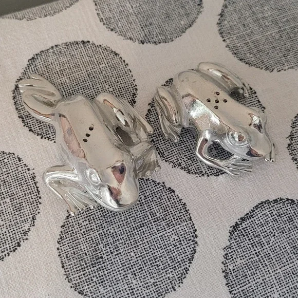 Silver-Toned Vintage Pewter Billy-Joe Stamped Frog Salt and Pepper Shakers - Picture 1 of 6